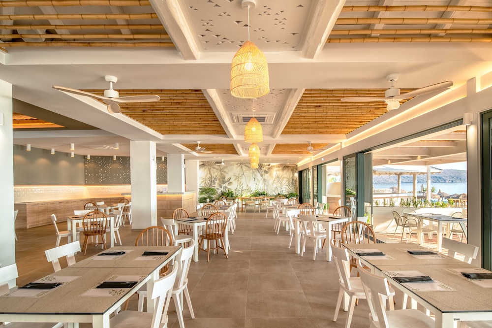 Iolida Beach by Smile Hotels — Restaurant & bars in Chania