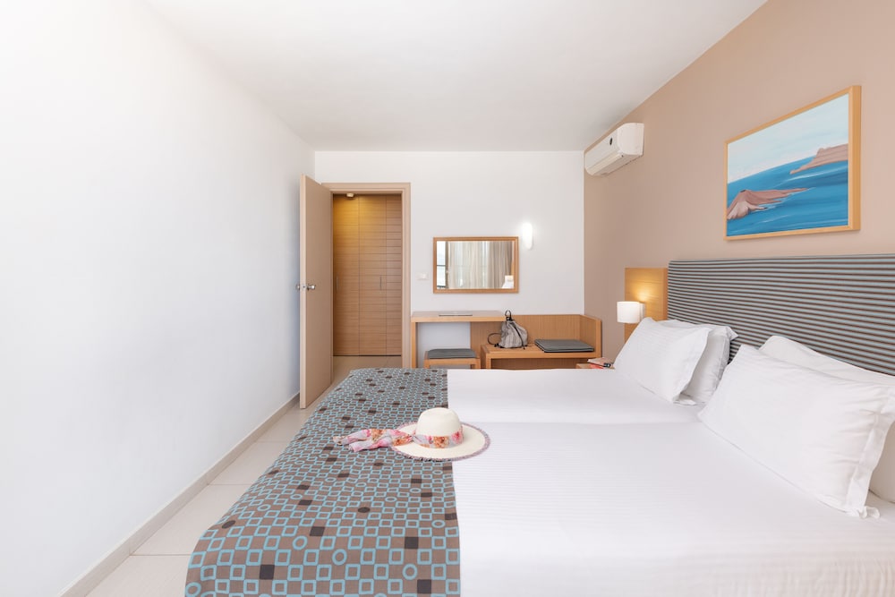 Iolida Beach by Smile Hotels — Hotel rooms in Chania