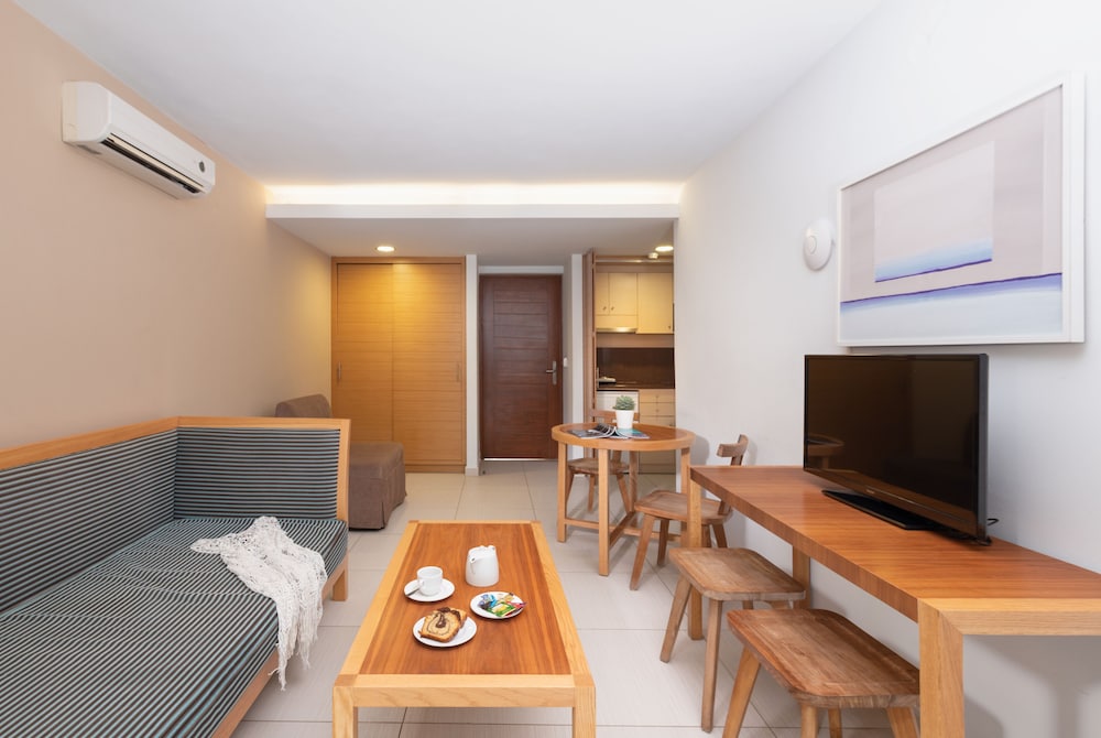 Iolida Beach by Smile Hotels — Hotel rooms in Chania