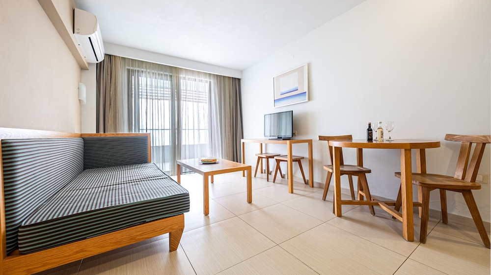 Iolida Beach by Smile Hotels — Hotel rooms in Chania