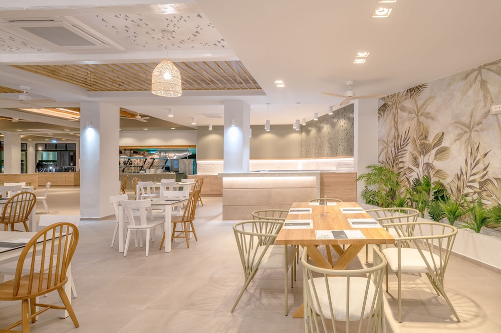 Iolida Beach by Smile Hotels — Restaurant & bars in Chania