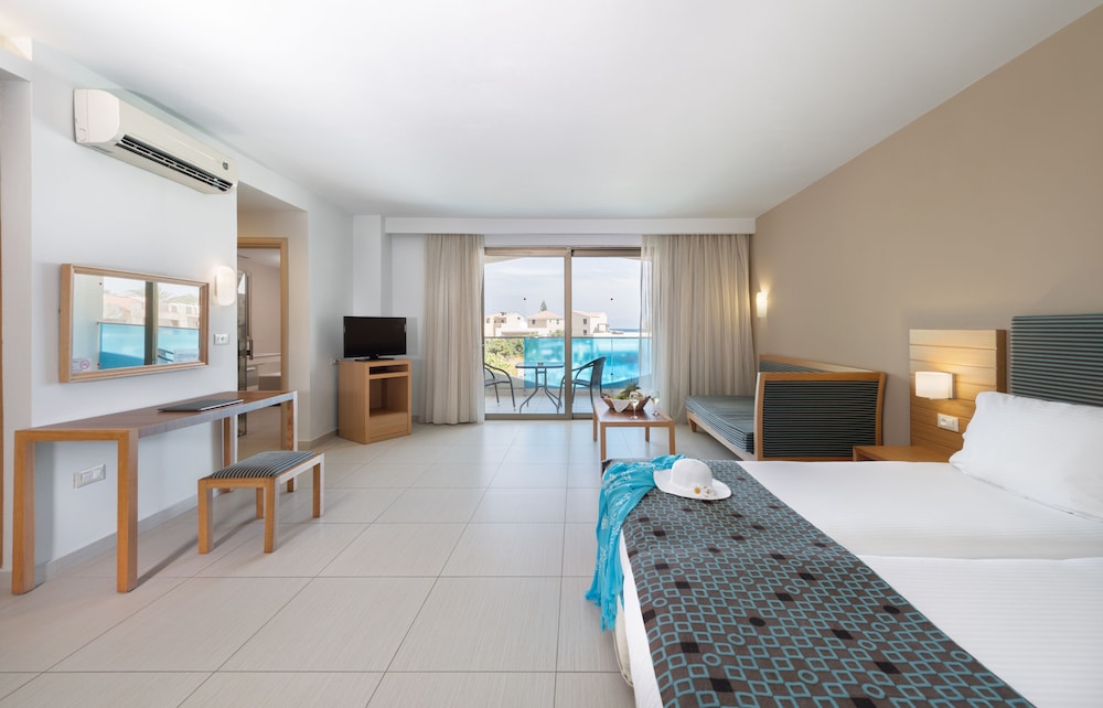Iolida Beach by Smile Hotels — Hotel rooms in Chania