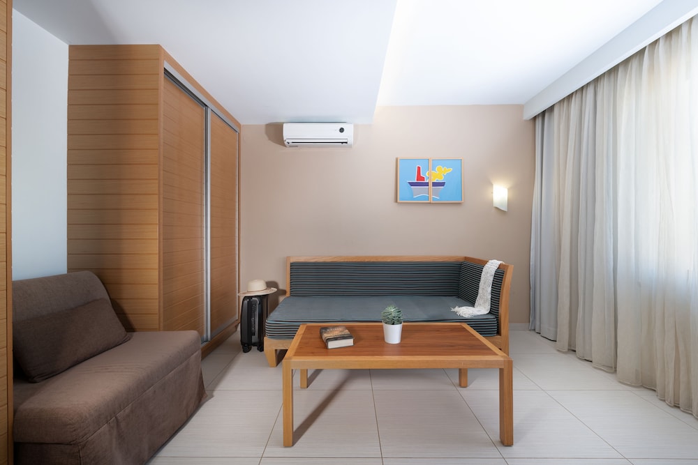 Iolida Beach by Smile Hotels — Hotel rooms in Chania