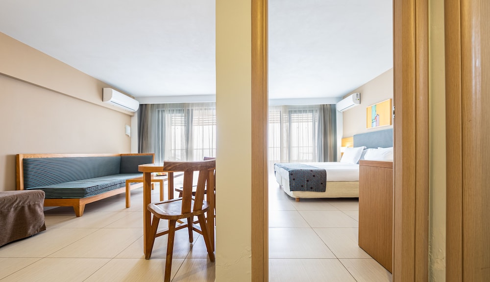 Iolida Beach by Smile Hotels — Hotel rooms in Chania