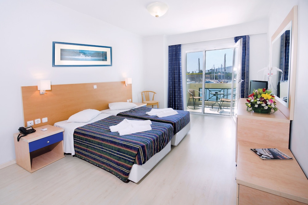 Kosta Palace — Hotel rooms in Kos Town, South Aegean