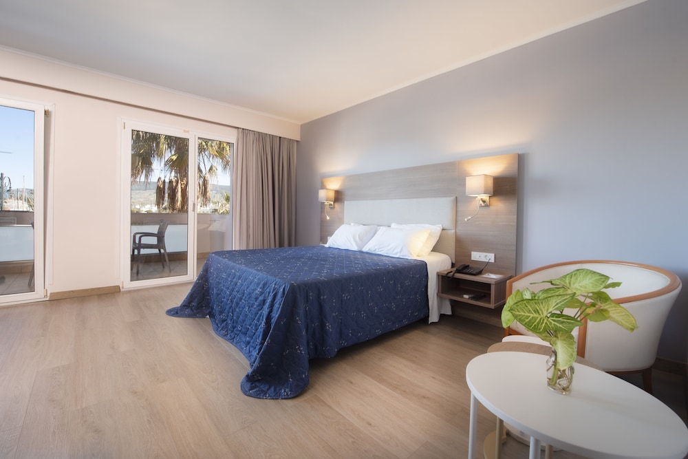 Kosta Palace — Hotel rooms in Kos Town, South Aegean