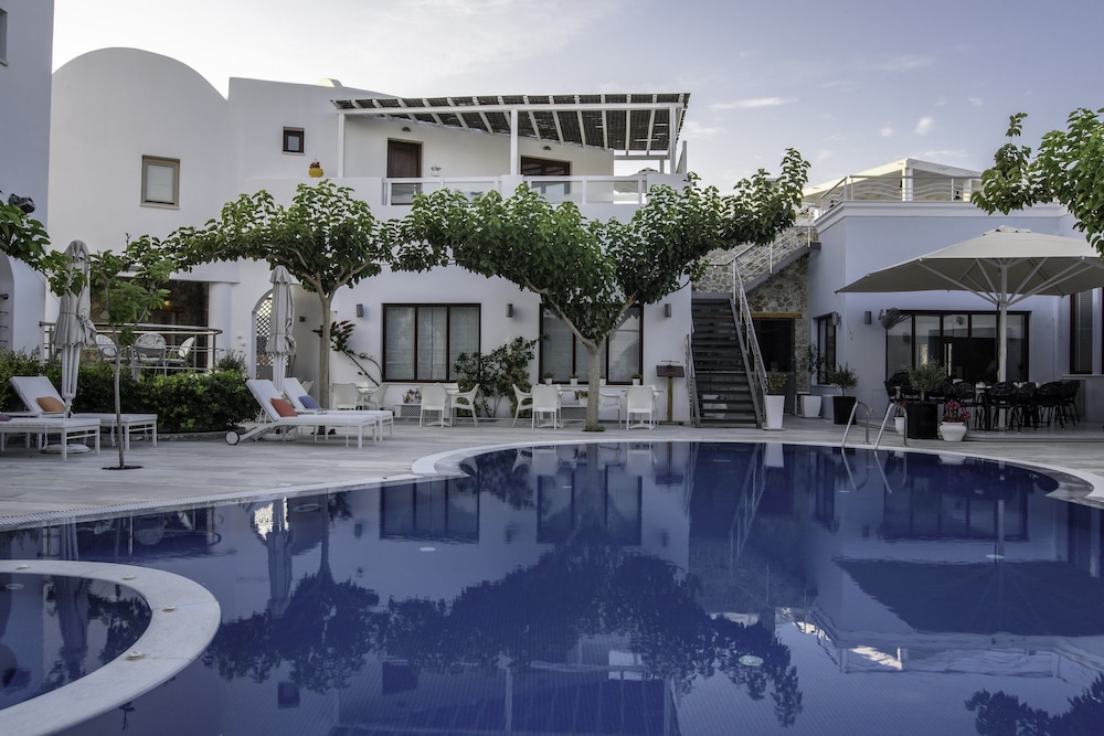 La Mer Deluxe Hotel & Spa - Adults only — Swimming pool in Kamari, South Aegean