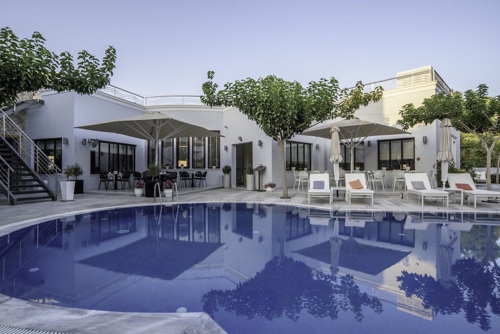 La Mer Deluxe Hotel & Spa - Adults only — Swimming pool in Kamari, South Aegean