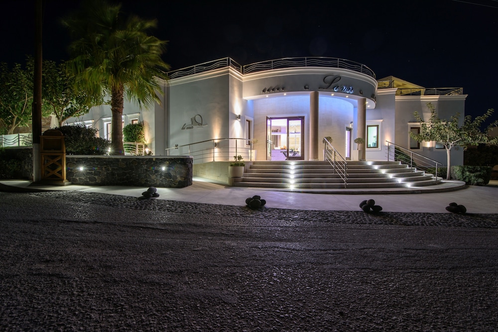 La Mer Deluxe Hotel & Spa - Adults only — Hotel building in Kamari, South Aegean