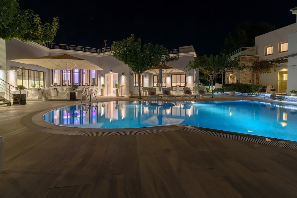 La Mer Deluxe Hotel & Spa - Adults only — Swimming pool in Kamari, South Aegean