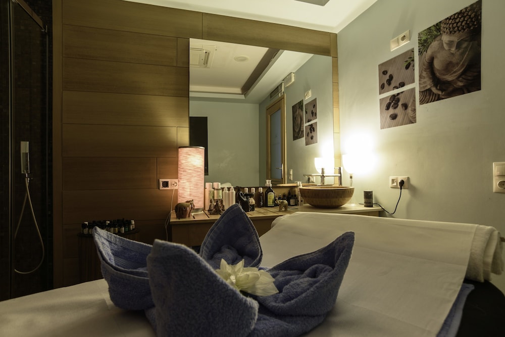 La Mer Deluxe Hotel & Spa - Adults only — Hotel rooms in Kamari, South Aegean