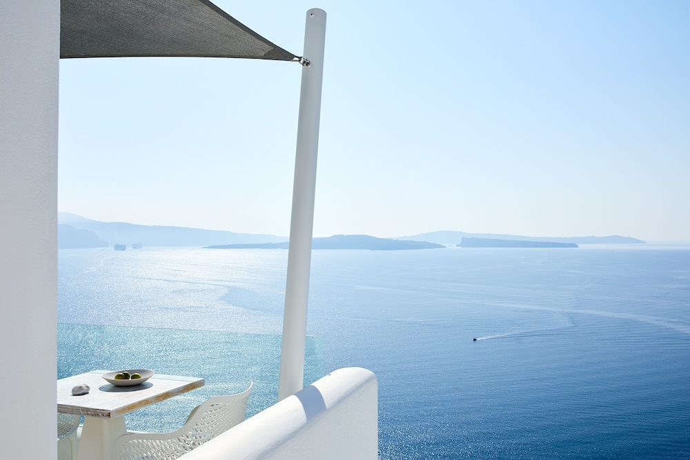 La Perla Villas and Suites - Adults Only — Hotel building in Oia, South Aegean