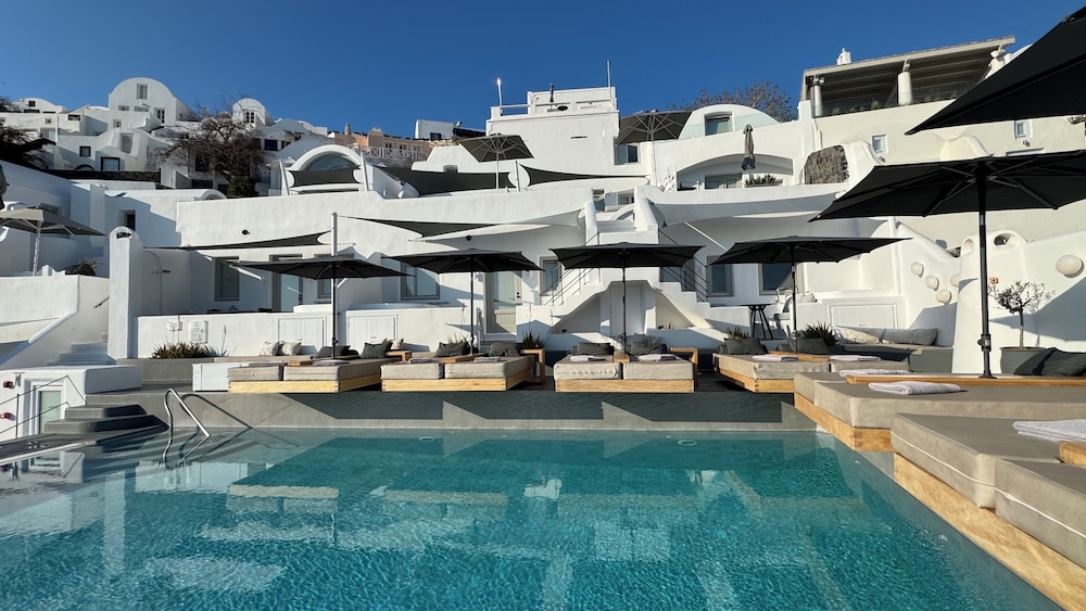 La Perla Villas and Suites - Adults Only — Swimming pool in Oia, South Aegean