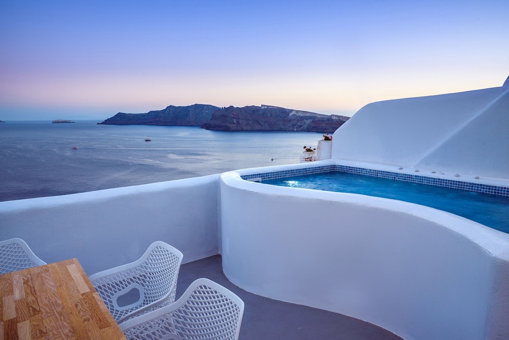 La Perla Villas and Suites - Adults Only — Swimming pool in Oia, South Aegean