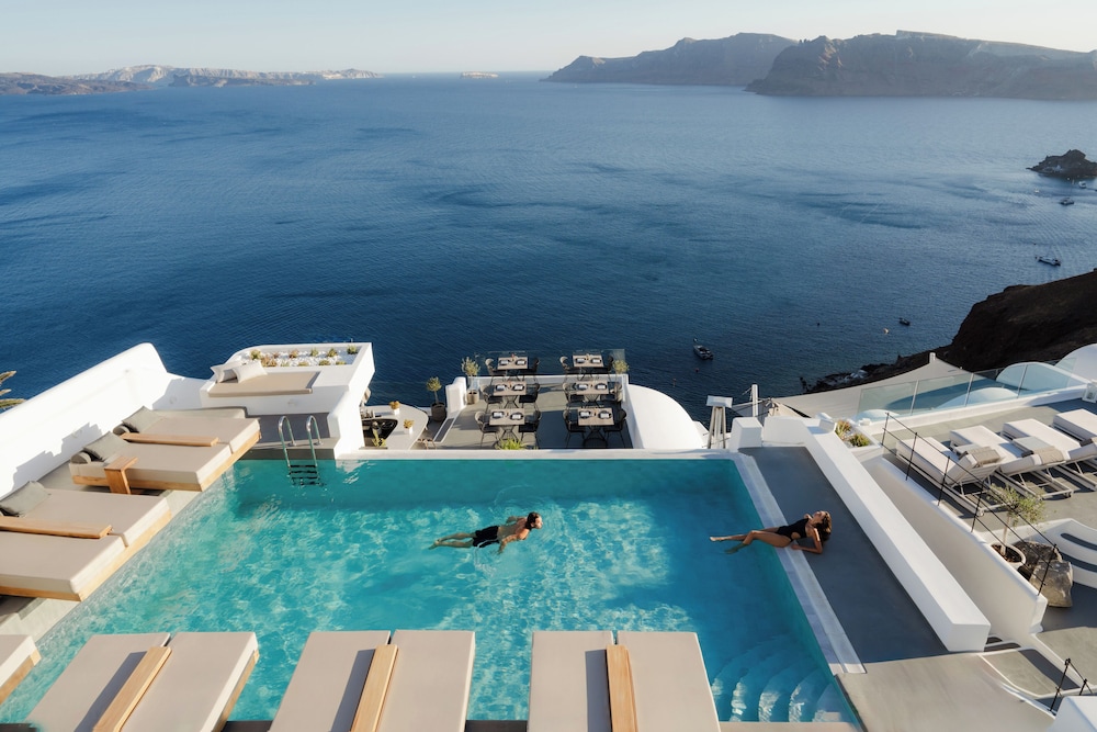 La Perla Villas and Suites - Adults Only — Swimming pool in Oia, South Aegean