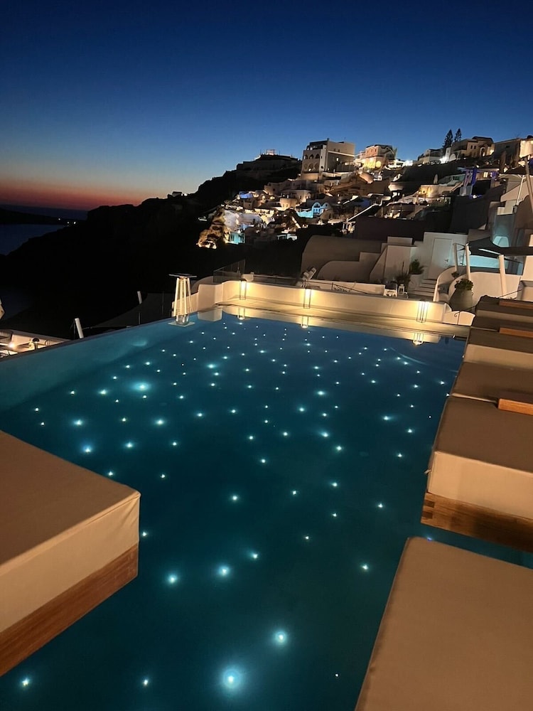 La Perla Villas and Suites - Adults Only — Swimming pool in Oia, South Aegean