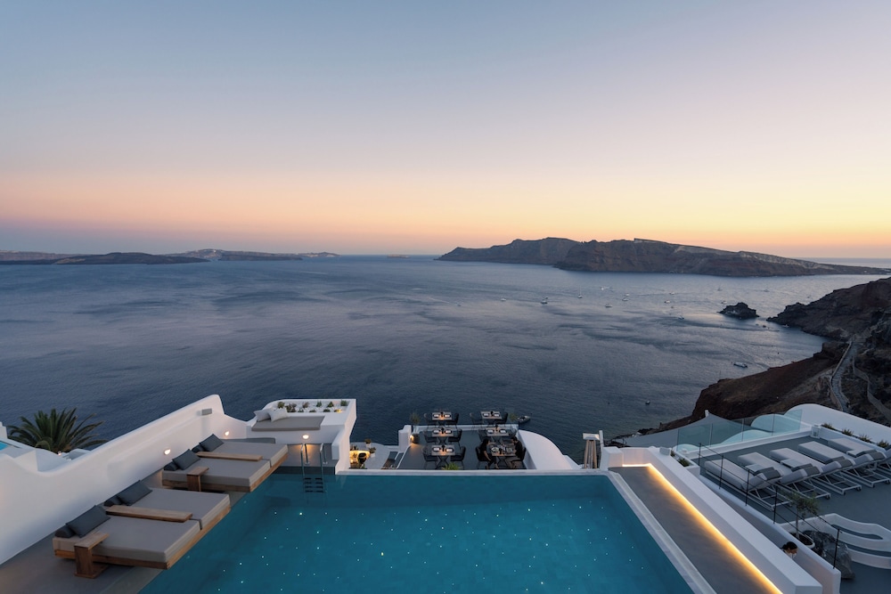 La Perla Villas and Suites - Adults Only — Swimming pool in Oia, South Aegean