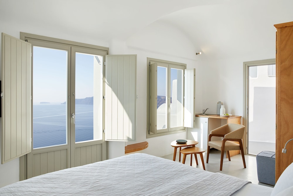 La Perla Villas and Suites - Adults Only — Hotel rooms in Oia, South Aegean