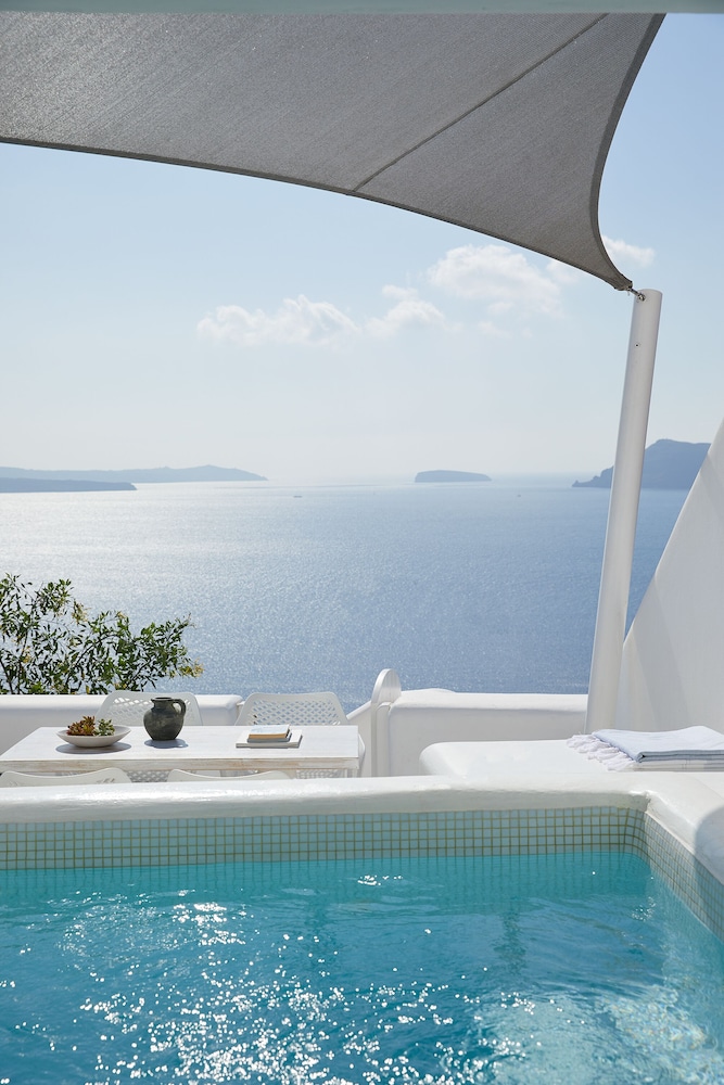 La Perla Villas and Suites - Adults Only — Swimming pool in Oia, South Aegean