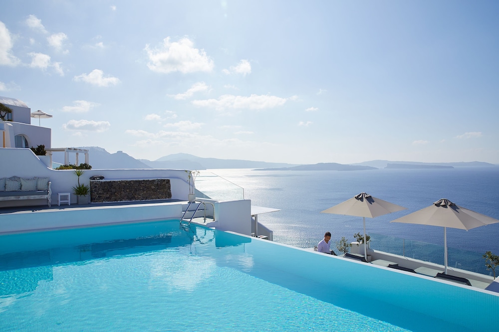 La Perla Villas and Suites - Adults Only — Swimming pool in Oia, South Aegean