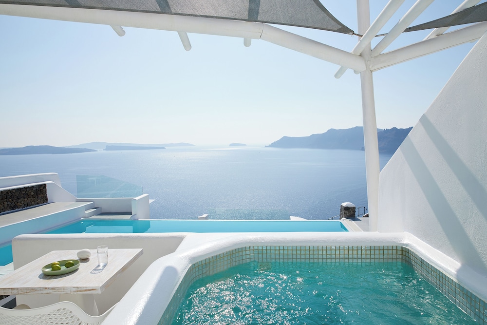 La Perla Villas and Suites - Adults Only — Swimming pool in Oia, South Aegean