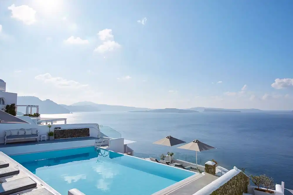 La Perla Villas and Suites - Adults Only — Swimming pool in Oia, South Aegean