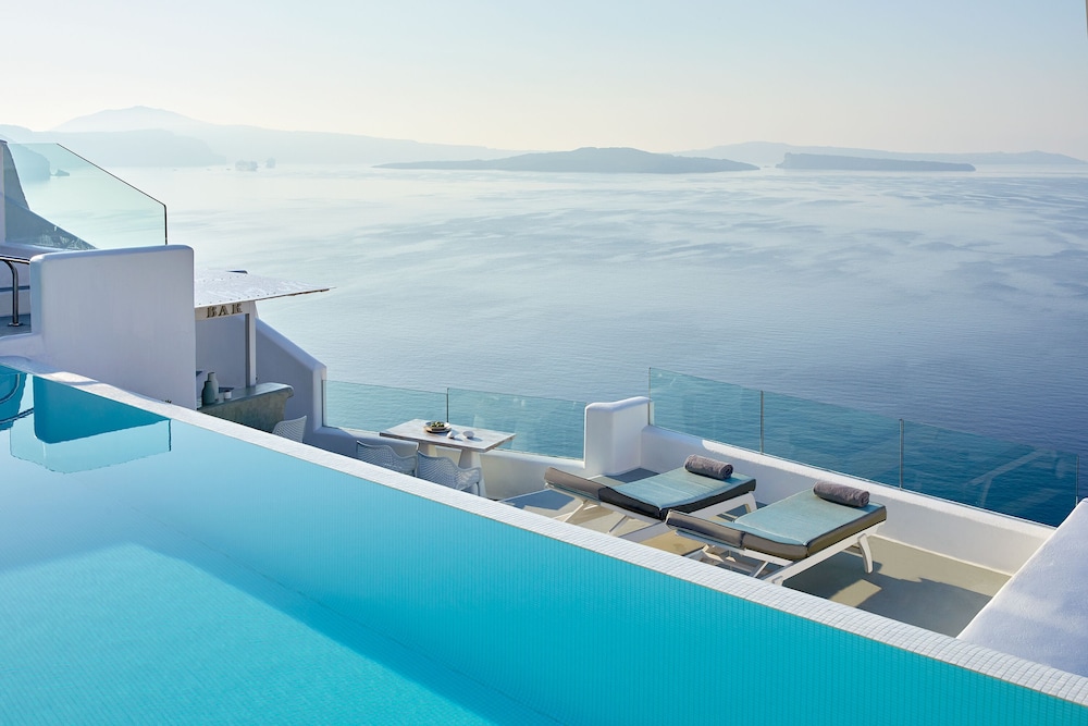 La Perla Villas and Suites - Adults Only — Swimming pool in Oia, South Aegean