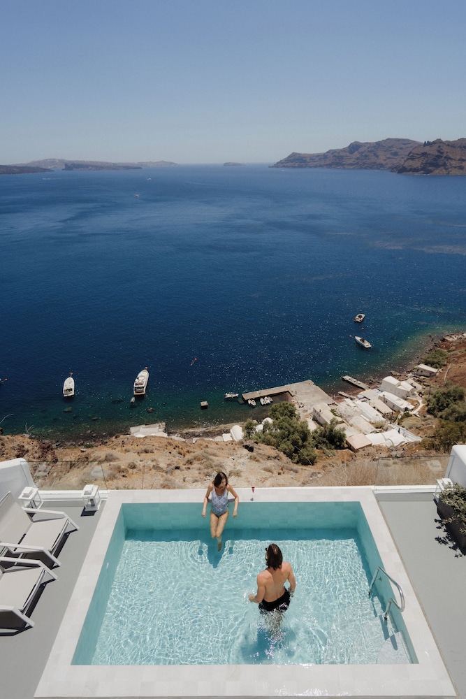 La Perla Villas and Suites - Adults Only — Swimming pool in Oia, South Aegean