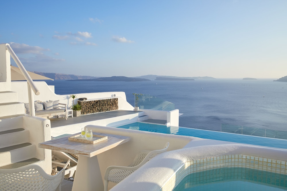 La Perla Villas and Suites - Adults Only — Swimming pool in Oia, South Aegean