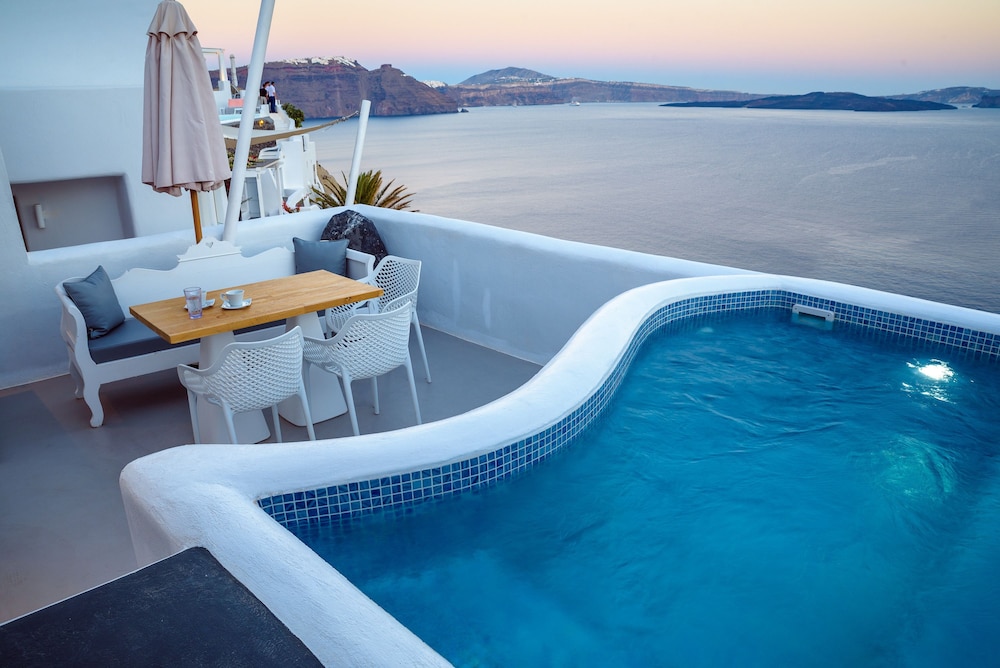 La Perla Villas and Suites - Adults Only — Swimming pool in Oia, South Aegean