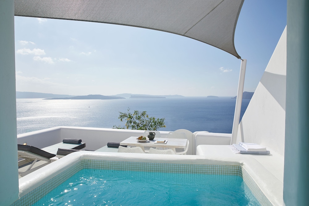 La Perla Villas and Suites - Adults Only — Swimming pool in Oia, South Aegean