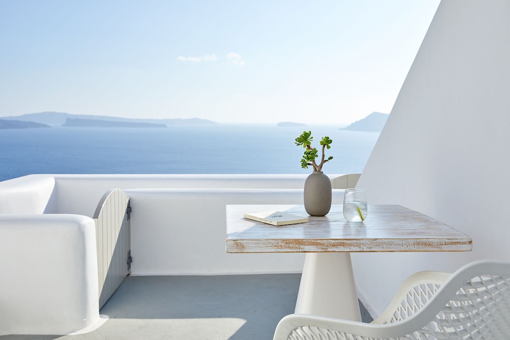 La Perla Villas and Suites - Adults Only — Hotel rooms in Oia, South Aegean