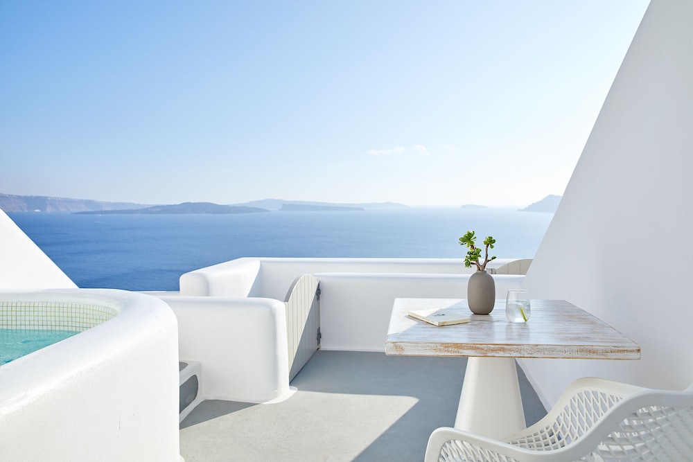 La Perla Villas and Suites - Adults Only — Hotel building in Oia, South Aegean