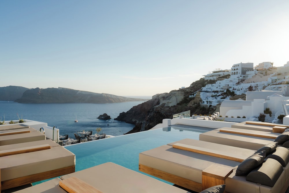 La Perla Villas and Suites - Adults Only — Swimming pool in Oia, South Aegean
