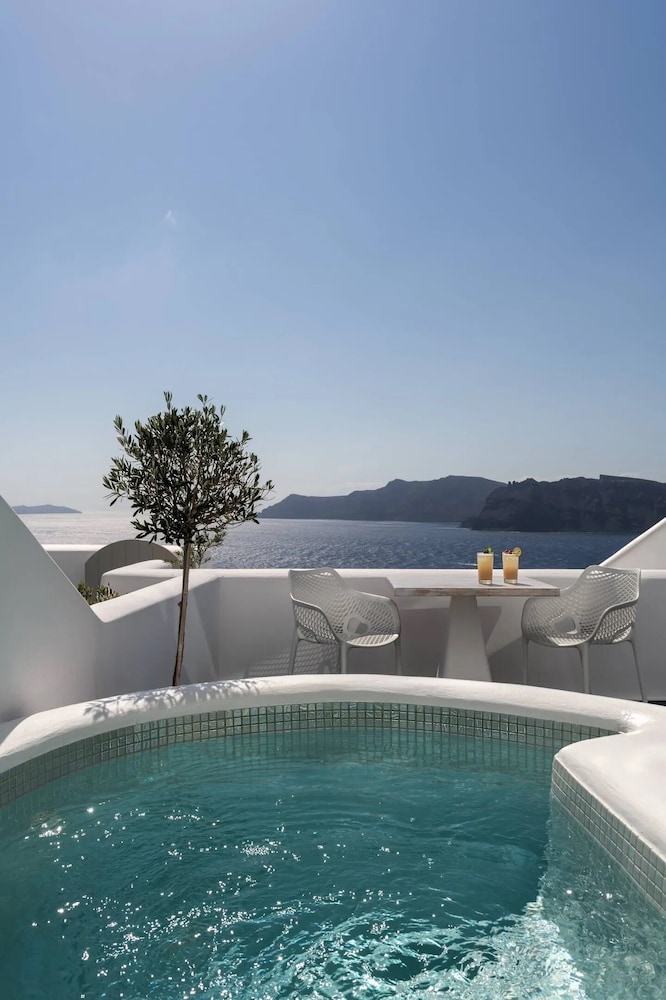 La Perla Villas and Suites - Adults Only — Swimming pool in Oia, South Aegean