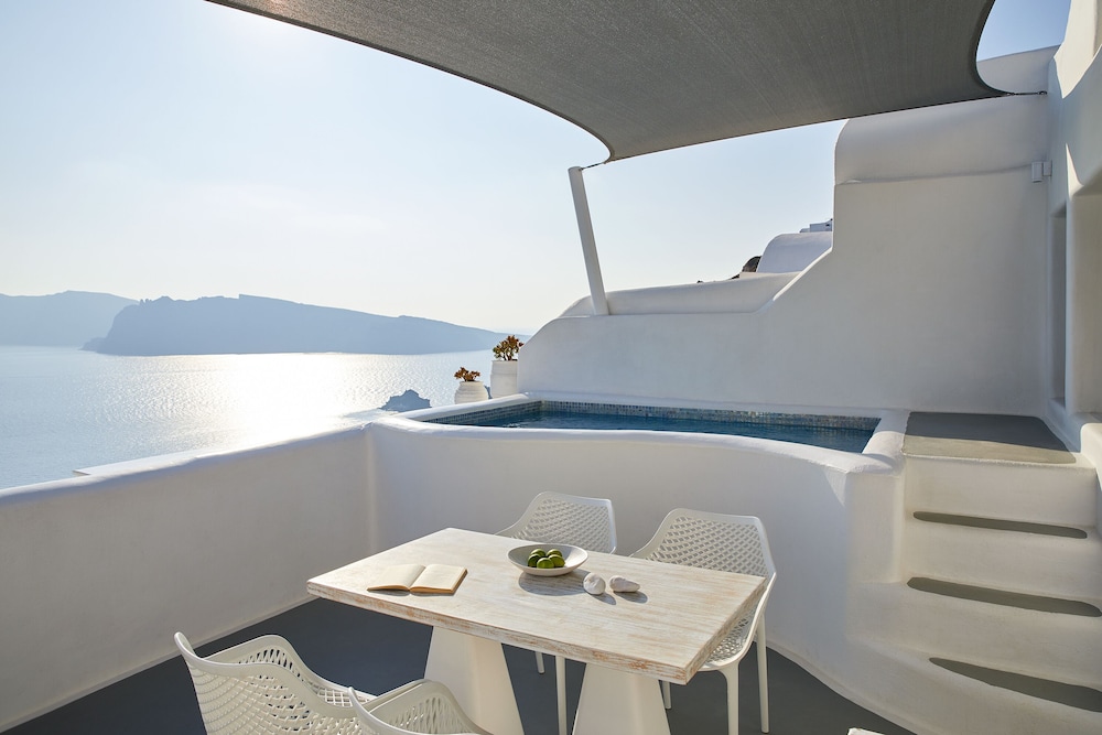 La Perla Villas and Suites - Adults Only — Hotel building in Oia, South Aegean