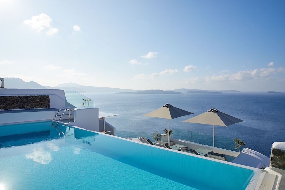 La Perla Villas and Suites - Adults Only — Swimming pool in Oia, South Aegean