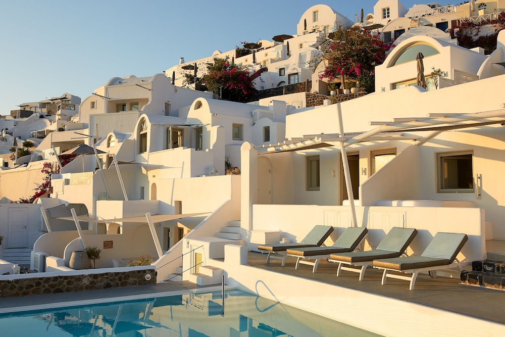 La Perla Villas and Suites - Adults Only — Hotel building in Oia, South Aegean
