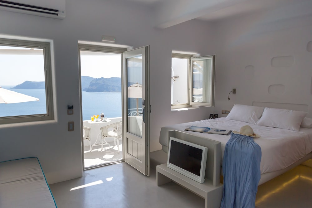 La Perla Villas and Suites - Adults Only — Hotel rooms in Oia, South Aegean