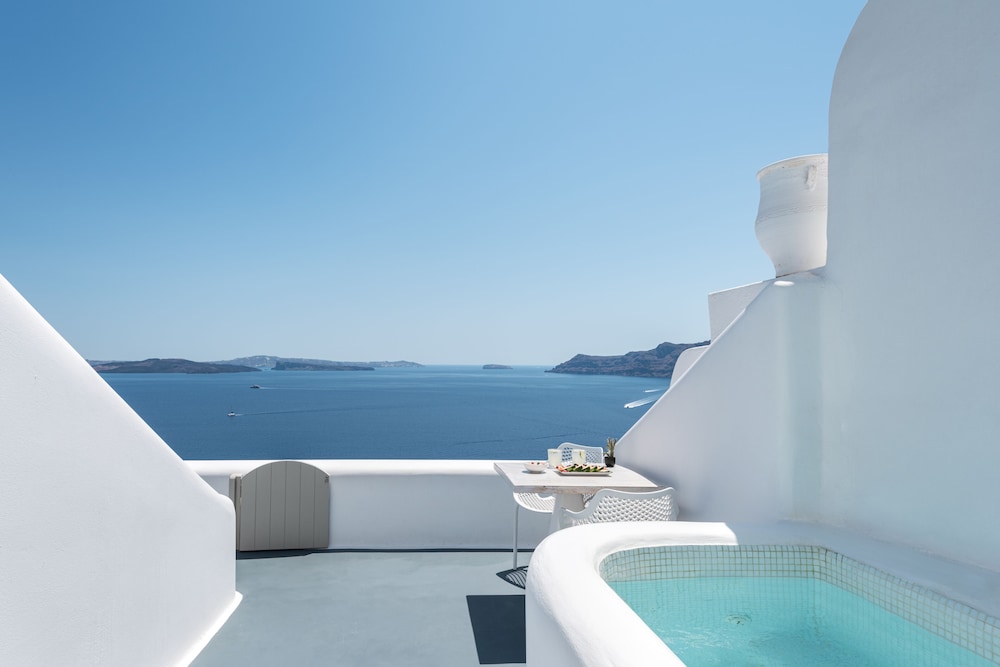 La Perla Villas and Suites - Adults Only — Hotel rooms in Oia, South Aegean