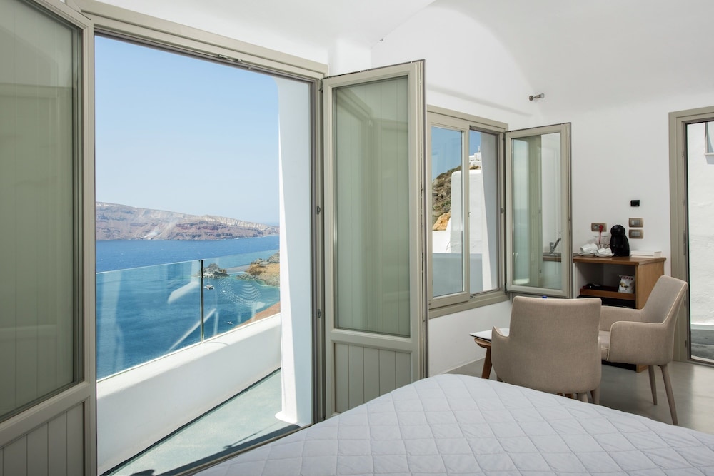 La Perla Villas and Suites - Adults Only — Hotel rooms in Oia, South Aegean