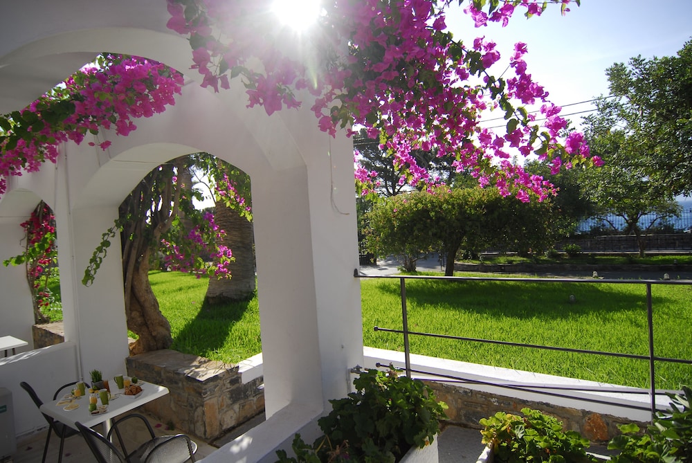 Lato Hotel — Hotel building in Ammoudara (Agios Nikolaos)