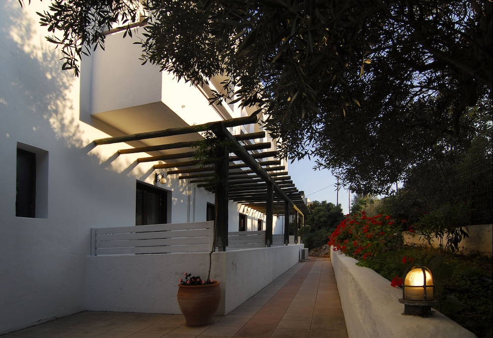 Lato Hotel — Hotel building in Ammoudara (Agios Nikolaos)