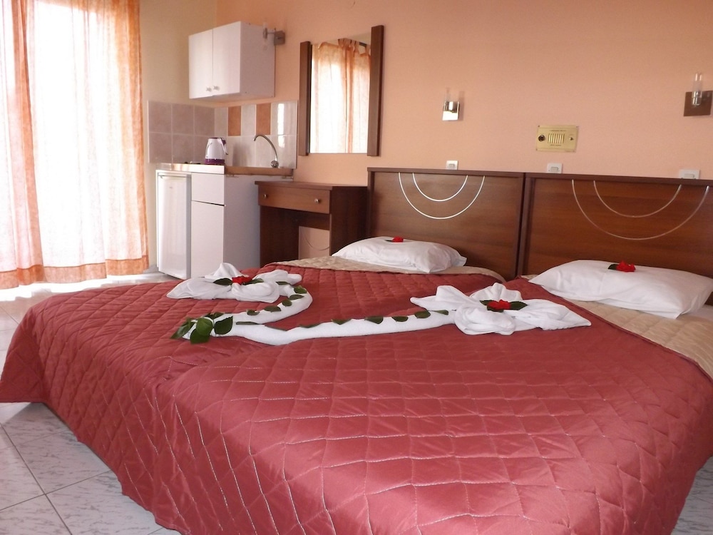 Leonidas Hotel and Studios — Hotel rooms in Kos Town, South Aegean