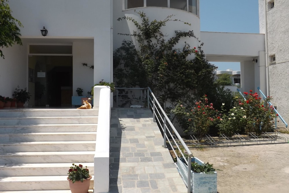 Leonidas Hotel and Studios — Hotel building in Kos Town, South Aegean