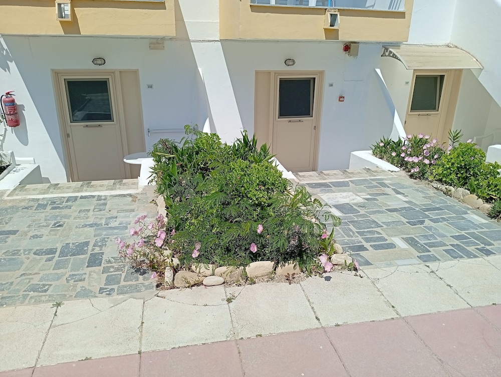 Leonidas Hotel and Studios — Hotel building in Kos Town, South Aegean