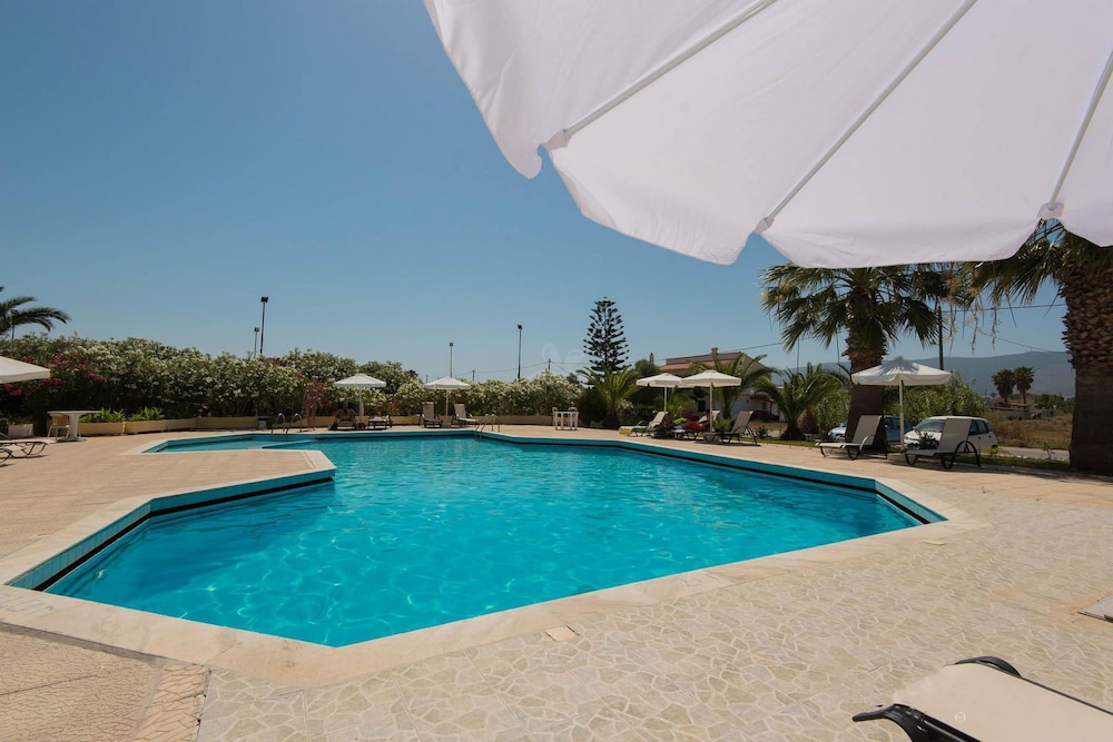 Leonidas Hotel and Studios — Swimming pool in Kos Town, South Aegean