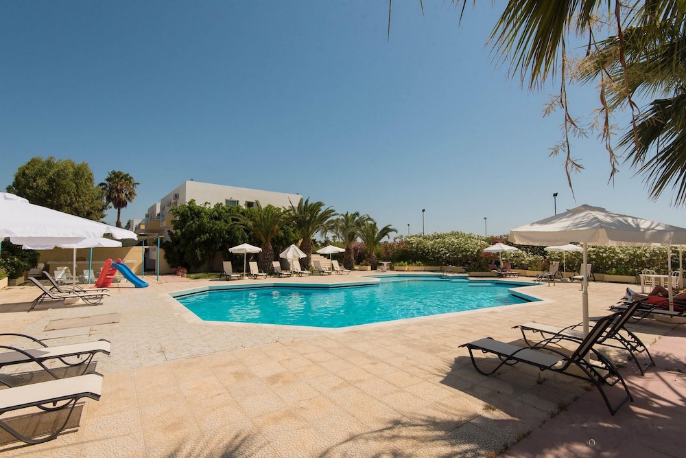 Leonidas Hotel and Studios — Swimming pool in Kos Town, South Aegean