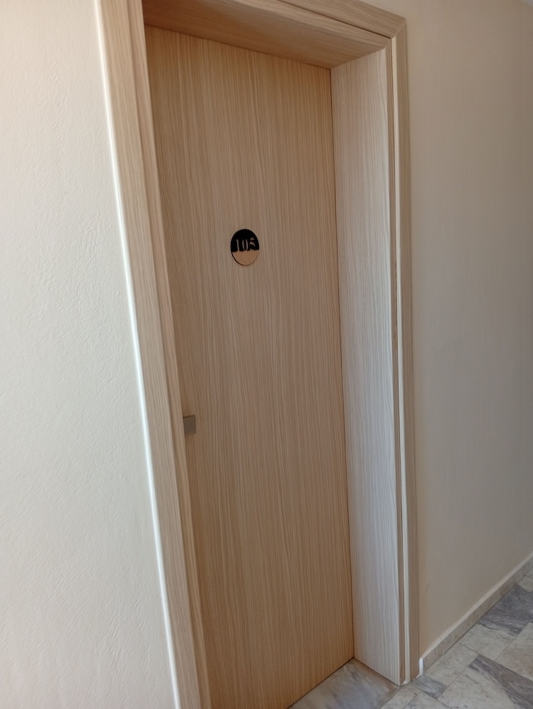 Leonidas Hotel and Studios — Hotel rooms in Kos Town, South Aegean