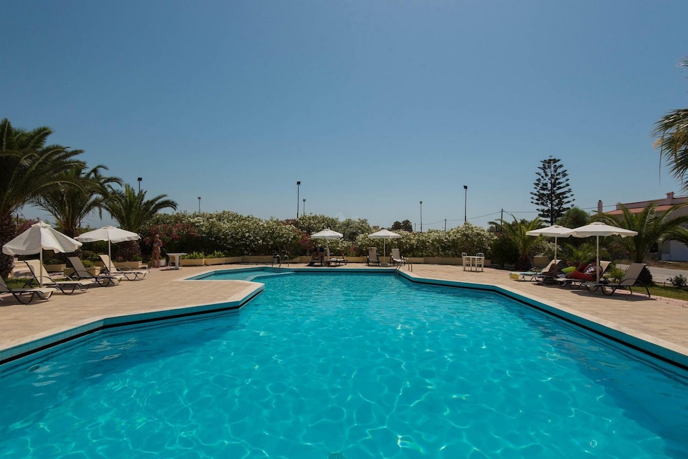 Leonidas Hotel and Studios — Swimming pool in Kos Town, South Aegean